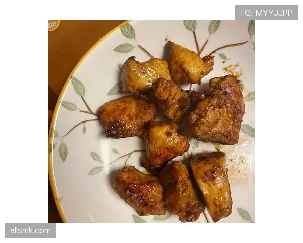 谌利军家的冰箱里只有鸡胸肉和水,连瓶可乐都找不到